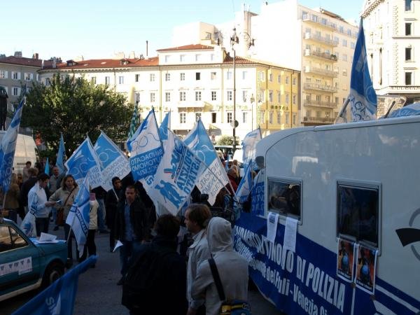 121023-Manifestazione Piazza Oberdan (8)